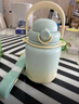 膳魔師（THERMOS）保溫杯大肚杯316L不銹鋼便攜背帶大容量?jī)和瘜W(xué)生水杯子TEMA-950S 酷洛米系列Kidsroom 950ml 曬單實(shí)拍圖