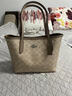 蔻馳（COACH）【官方授權(quán)店】奢侈品女包City23女士單肩手提包印花托特包送女友 CU759SVPWH奶茶色 曬單實(shí)拍圖