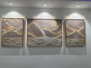奧瀚現(xiàn)代輕奢客廳裝飾畫(huà)背靠金山沙發(fā)背景墻掛畫(huà)2025大氣山水三聯(lián)壁畫(huà) JD30807山鑒明月 左右35*50中間70*50 輕奢金框 質(zhì)感油畫(huà)布ps外框 曬單實(shí)拍圖