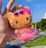 ZOZX日本Kitty黑皮辣妹手機背夾掛繩可愛斜跨掛繩百搭手機夾掛繩斜挎鏈毛絨玩偶公仔防丟便攜可背裝飾 夏威夷黑皮泳圈【背夾+玫紅繩】 曬單實拍圖