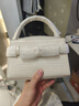 CHARLES&KEITH鱷魚(yú)紋凱莉包手提斜挎婚包包女包生日禮物CK2-50270880-1 Ivory象牙色 S 曬單實(shí)拍圖