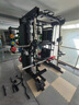 鑫聚力史密斯器械家用龍門(mén)架綜合訓練器健身器材多功能一體機健身深蹲架 裸機+啞鈴凳+2.2桿+155KG彩膠片 曬單實(shí)拍圖