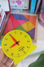 名遇一二年級小學(xué)生數學(xué)教具全套裝上冊下冊學(xué)具盒計數器七巧板幾何圖形鐘表小棒學(xué)習幣 帶收納盒 曬單實(shí)拍圖