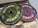IRONWOD全膠杠鈴片彩色舉重硬拉健身房體能館大孔手抓家用木紋健身訓練 150kg 5-25KG整套裝 曬單實拍圖