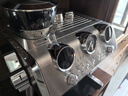 德龍（Delonghi）咖啡機(jī)意式半自動家用19Bar美式現(xiàn)磨冷萃 升級蒸汽細(xì)桿全自動打奶泡 金屬面板機(jī)身 銀騎士EC9885.M 15檔研磨40微米 豆粉兩用 新牛角手柄大容量水箱 曬單實(shí)拍圖