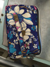 途尊（kingtrip）零錢(qián)包女長(cháng)款布藝手拿包三層拉鏈手包女士錢(qián)包大容量大屏手機包袋 深藍色 藍印花 紫色大花 曬單實(shí)拍圖