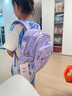 卡拉羊（KALA·Y）小學生書包輕便游學包防潑水多隔層雙肩包男女印花兒童書包漫游 薰衣草愛麗絲【三維減負】 曬單實拍圖