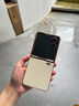 莎浩【現貨秒發(fā)】適用榮耀magicvflip2手機殼新款真皮防摔小折疊屏輕薄保護套ins風(fēng)高級感簡(jiǎn)約男女外殼 金邊【星云白】全粒面Nappa皮丨輕薄防摔 榮耀Magic V Flip2 曬單實(shí)拍圖