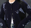 Basic House/百家好卡通刺繡開衫外套秋季綿羊毛圓領(lǐng)長袖針織衫女 藏青色 L （105-120斤） 曬單實(shí)拍圖