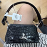 薇薇安·威斯特伍德（Vivienne Westwood）西太后法棍包 23年款 HAZEL 鱷魚(yú)壓紋小牛皮手提斜挎包女款 黑色4304006RL0039N401 長(cháng)19cm 寬8.5cm 高11cm 曬單實(shí)拍圖