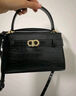 CHARLES&KEITH鱷魚(yú)紋凱莉包手提斜挎婚包包女包生日禮物CK2-50270880-1 Black黑色 S 曬單實(shí)拍圖