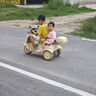 HIMEILI兒童電動(dòng)摩托車可坐雙人遙控三輪車1-6歲男女孩寶寶可駕駛玩具車 黃色雙驅(qū)+12V9A+軟座+遙控 曬單實(shí)拍圖