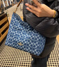蔻馳（COACH）新款奧萊女士女包經(jīng)典標志丹寧布牛仔LAUREL大號流浪包 IM/丹寧藍色/天然色 曬單實(shí)拍圖