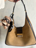 CHARLES&KEITH25秋新品復(fù)古仿麂皮金屬扣腋下包女CK2-40840561-2 Sahara Sand沙色/棕色 L 曬單實(shí)拍圖