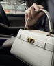 CHARLES&KEITH鱷魚(yú)紋凱莉包手提斜挎婚包包女包生日禮物CK2-50270880-1 Ivory象牙色 S 曬單實(shí)拍圖