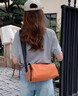 美杜輕便防潑水大容量斜挎包女包新款時(shí)尚百搭包包男健身包短途旅行包 單肩圓筒包【橙色】 曬單實(shí)拍圖