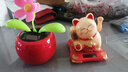 太陽(yáng)能招財貓汽車(chē)擺件車(chē)內香水裝飾用品搖擺太陽(yáng)花車(chē)載香薰禮品 招財貓黃+太陽(yáng)花紅+10ml香水 曬單實(shí)拍圖