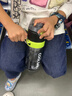 富全噴霧運(yùn)動(dòng)水杯兒童學(xué)生專用夏季水壺大容量Tritan塑料便攜噴水杯子 黑綠色【噴霧+吸管+刻度】780ml 曬單實(shí)拍圖