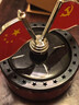 太陽(yáng)能紅旗車(chē)載擺件國旗黨旗汽車(chē)中控臺香薰旋轉模型車(chē)內香水桌面 【太陽(yáng)能?chē)鞌[件】紅色 曬單實(shí)拍圖