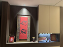 萱木堂迎福見(jiàn)喜新中式茶室書(shū)法掛畫(huà)入戶(hù)玄關(guān)裝飾畫(huà)客廳字畫(huà)紅色復古風(fēng) B款《迎?！?咖啡綾絹襯底) 成品寬50cm*高100cm 雅黑竹節實(shí)木框 曬單實(shí)拍圖