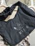 adidas「云朵包」經(jīng)典大款運動(dòng)挎包女子阿迪達斯官方三葉草JP0145 黑色 NS 曬單實(shí)拍圖
