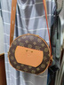香港專(zhuān)柜正品老花圓餅包包女2025新款真皮小包明星同款斜挎小圓包 咖啡色小號【專(zhuān)柜禮盒裝】 曬單實(shí)拍圖