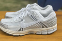 耐克【滔搏運動】NIKE男子NIKE ZOOM VOMERO 5板鞋/復(fù)刻鞋 HF0731-007 42 曬單實拍圖