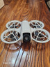 大疆（DJI） Neo 無(wú)人機 掌上Vlog 飛行相機 4K高清露營(yíng)旅行航拍 新手入門(mén)級mini型手機語(yǔ)音遙控飛機 DJI Neo 三電暢飛套裝【超值推薦】 官方標配 免費禮包1（單肩包+爆閃燈+清潔 曬單實(shí)拍圖