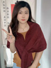 桑咻韓版簡(jiǎn)約純色慵懶風(fēng)羊毛披肩女款2025新款冬季時(shí)尚氛圍感圍巾外搭 深紅色 曬單實(shí)拍圖