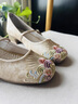 卡帝樂(lè )鱷魚(yú)（CARTELO）透氣淺口單鞋緞面老北京布鞋小粗跟復古綁帶中式繡花鞋女 米白色 36 曬單實(shí)拍圖