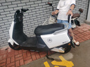愛(ài)瑪電動(dòng)摩托車(chē)輝騰72V32AH長(cháng)續航130KM高顏值外賣(mài)家用舒適出行智能電動(dòng)車(chē) 璀璨白 曬單實(shí)拍圖
