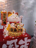 吉貓?zhí)谜胸?cái)貓擺件開業(yè)大號(hào)自動(dòng)搖手店鋪前臺(tái)家居客廳裝飾發(fā)財(cái)貓送禮禮品 32CM高【我為財(cái)運(yùn)舉大旗】搖手貓 【禮盒+坐墊+圍脖】電池插電兩用 曬單實(shí)拍圖