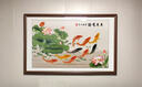 繪揚九魚(yú)圖客廳背景掛畫(huà)荷花鯉魚(yú)圖餐廳裝飾畫(huà)中式玄關(guān)壁畫(huà)九條魚(yú)有框 1-年年有余 帶框尺寸 橫120*高90cm 實(shí)木 紅木色框 曬單實(shí)拍圖