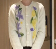 茵曼2025秋冬女裝新款甜美花朵刺繡開(kāi)衫毛衣清新風(fēng)圓領(lǐng)寬松針織衫 白杏 M 曬單實(shí)拍圖