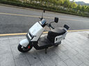 綠源電動(dòng)摩托車(chē)旋風(fēng)【續航100km-6塊鉛酸電池-1200W電機】液壓減震29L大容量座桶 液冷電機質(zhì)保十年 白 曬單實(shí)拍圖