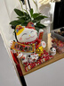 吉貓堂招財貓擺件開(kāi)業(yè)大號自動(dòng)搖手店鋪前臺家居客廳裝飾發(fā)財貓送禮禮品 24CM高【八方來(lái)財】搖手貓 【禮盒+坐墊+圍脖】電池插電兩用 曬單實(shí)拍圖
