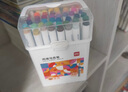 得力（deli）48色圓桿丙烯馬克筆兒童學(xué)生桶裝水彩筆生日禮物防水手繪咕卡熒光記號筆涂鴉HM353學(xué)生開(kāi)學(xué)禮物 曬單實(shí)拍圖