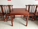李氏明株 李氏明株 紅木家具非洲花梨（學(xué)名刺猬紫檀）四方餐桌中式飯桌地桌茶桌吃飯馬蹄腿八仙桌 單桌80*80*75+4個(gè)45cm靠背椅 曬單實(shí)拍圖