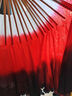 萬(wàn)疆跳舞扇舞蹈扇子真絲大雙面深紅漸變色古典舞廣場(chǎng)舞膠州秧歌扇 40cm飄頭 31cm扇骨 仿絲雙飄右手 新款激光裁邊 曬單實(shí)拍圖