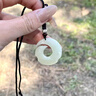 胖東來(lái)品質(zhì)天然和田玉峰回路轉吊墜時(shí)來(lái)運轉玉佩男士女款玉石項鏈 大號-扭轉干坤【尺寸約/43MM】璽 曬單實(shí)拍圖