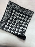 允娜秋冬季三角圍巾女男女通用三角巾保暖脖套百搭小方巾防寒圍脖男 黑白千鳥(niǎo)格（男女通用） 曬單實(shí)拍圖