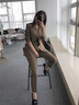 SUSTYLEG輕奢品牌女士西服套裝咖色西裝三件套馬甲西服外套長(cháng)褲商務(wù)裝女 卡其色 L 曬單實(shí)拍圖