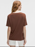lululemon丨Relaxed-Fit 女士寬松剪裁船型領(lǐng)口 T 恤 LW3IDWS 熔巖棕 線(xiàn)上專(zhuān)售 S /6 曬單實(shí)拍圖