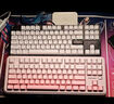 邁從（MCHOSE）K87S/G87旋鈕無(wú)線(xiàn)機械鍵盤(pán)電競游戲客制化有線(xiàn)/藍牙三模gasket結構全鍵熱插拔辦公 G87 黑莓粉漸變側刻 熾焰軸 曬單實(shí)拍圖