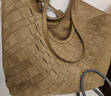 CHARLES&KEITH25秋新品仿麂皮編織大容量托特包女CK2-30701583-2 Sahara Sand沙色 L 曬單實(shí)拍圖