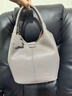袋鼠卡拉輕奢品牌女包2025新款大氣真皮媽媽包女士手提菜籃子包時(shí)尚斜挎包 淺灰（禮盒裝+長(cháng)肩帶+手包卡包） 小包（長(cháng)23-厚15-高25厘米） 曬單實(shí)拍圖