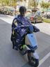 夢(mèng)多福 電動(dòng)車(chē)擋風(fēng)被秋冬季加厚加絨親子防風(fēng)被摩托車(chē)罩護膝防水擋風(fēng)衣 藏青護肩護脖丨加厚超暖奧粒絨丨720°全包0透風(fēng) 曬單實(shí)拍圖