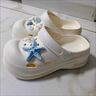 名創(chuàng  )優(yōu)品（MINISO）洞洞鞋女涼鞋夏季外穿防滑防臭eva踩屎感厚底開(kāi)車(chē)海邊沙灘拖鞋 白色+海星派對(9個(gè))滴塑 40-41 【適合39-40碼穿】 曬單實(shí)拍圖