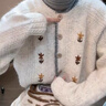 妃奧絨日系軟糯高級感圓領(lǐng)花朵刺繡開(kāi)衫毛衣外套女秋冬款慵懶風(fēng)針織上衣 燕麥色 【高品質(zhì)】 M 曬單實(shí)拍圖