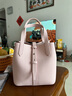 CHARLES&KEITH25秋新品簡約通勤手提水桶包菜籃子包七夕禮物CK2-10151518 Cotton Candy Pink棉花糖粉 S 曬單實拍圖